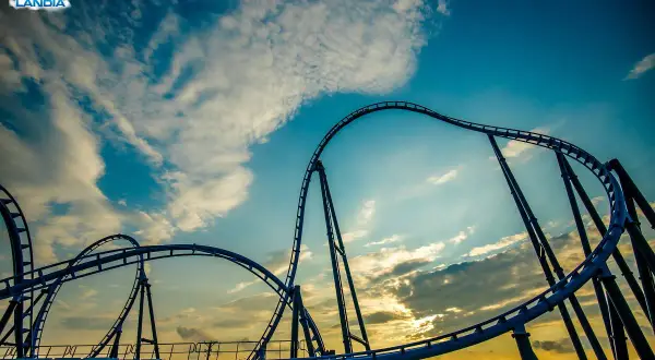 Tor roller coasteru w Energylandii, zapraszający do zjazdu w **abyssus przeciążenia** pod błękitnym niebem.