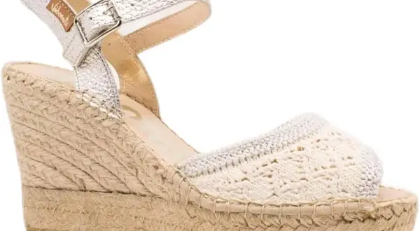 Eleganti scarpe Vidorreta con zeppa in corda, tomaia in pizzo e cinturino argentato. Perfette per un look estivo chic.