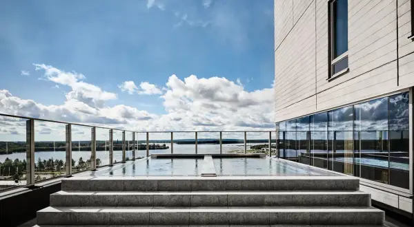 Takpool med utsikt över vatten och himmel, en del av hotell Kust.