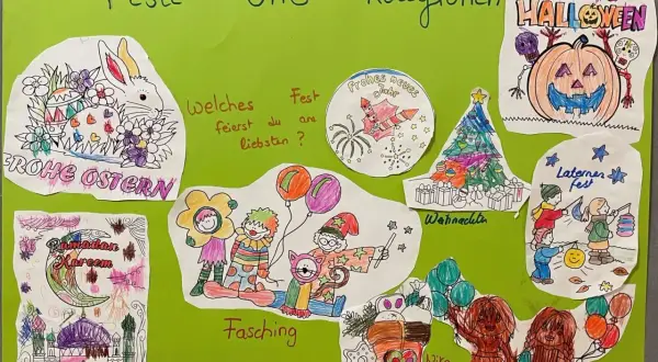 Bunte Zeichnungen zeigen Feste wie Ostern, Halloween, Weihnachten, Fasching und Ramadan. Eine Wandtafel mit Kita-Ideen zur kulturellen Vielfalt.