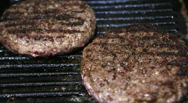 Ile smażyć burgera wołowego? Perfekcja w 7 minut!