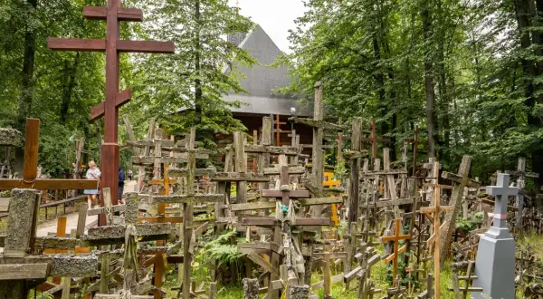 Tysiące krzyży tworzy niezwykły krajobraz na świętej górze Grabarka. Drewniane i kamienne symbole wiary otaczają cerkiew, tworząc miejsce pełne zadumy.