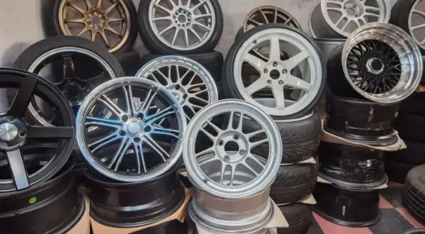Różnorodne felgi aluminiowe czekają na renowację. Sprawdź renowacja felg aluminiowych cena i odmień swoje auto!