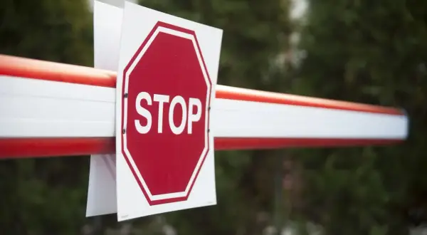 Bariera z napisem STOP, symbolizująca odmowę kredytu hipotecznego.
