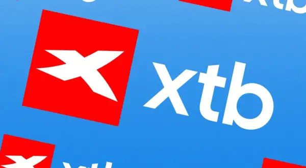 Viele rote Quadrate mit weißem X und das Logo "xtb" auf blauem Hintergrund. Hier sind meine xtb erfahrungen.