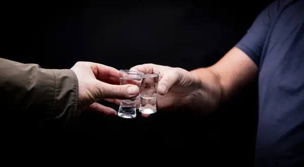 Ile trzyma wódka w organizmie? Poznaj zaskakujące fakty i skutki