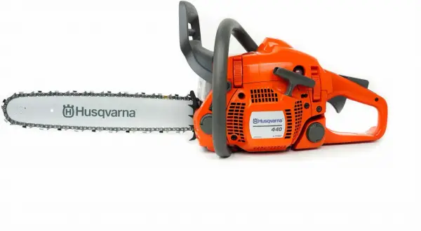 Pomarańczowa piła łańcuchowa Husqvarna 440 z szarą rączką i prowadnicą. Dane techniczne tej piły są kluczowe dla jej wydajności.
