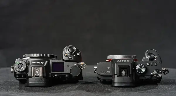 Dwie lustrzanki cyfrowe, Nikon i Sony, z widokiem z góry. Model z6 obok aparatu Sony.