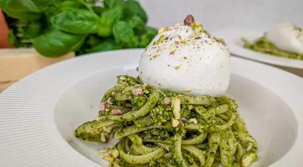 Makaron z kremowym pesto pistacjowym i burratą, posypany posiekanymi pistacjami. Pyszne danie, które zachwyci każdego miłośnika włoskich smaków.