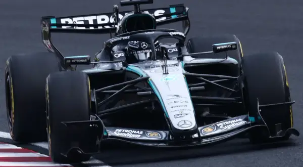 Czarny bolid F1 Mercedes-AMG Petronas z numerem Y3, z dociekliwym pytaniem: ile koni ma bolid F1?