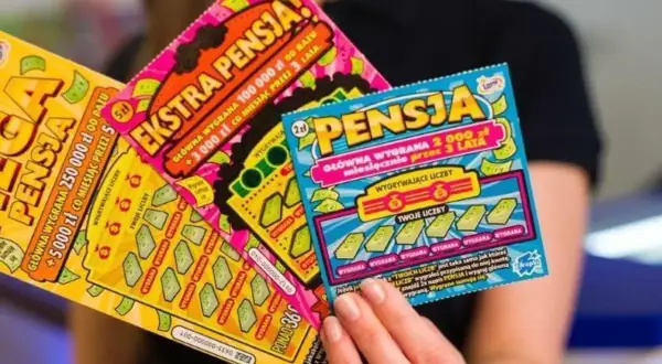 Kobieta trzyma zdrapki lotto z hasłem "Ekstra Pensja". Tabela wygranych pokazuje szansę na dużą wygraną.