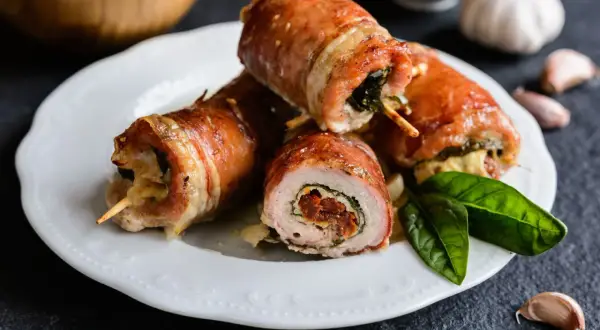 Roladki schabowe pieczone w naczyniu, zawinięte w boczek, z nadzieniem ze szpinaku i suszonych pomidorów.