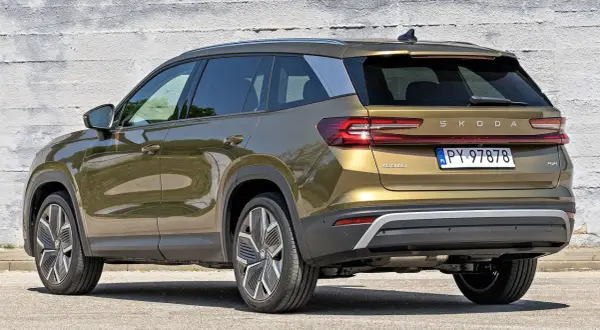 Złoty Skoda Kodiaq z tyłu, z tablicą rejestracyjną PY 97878. Wiele osób szuka skoda kodiaq opinie, ten SUV robi wrażenie.