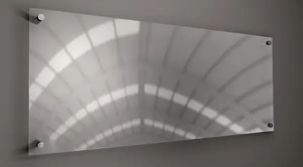 Przezroczysta płyta akrylowa mocowana na dystansach, co zamiast szyby w witrynie. Odbija światło i architekturę wnętrza.