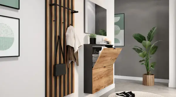 Moderne Garderobe mit Holzlamellen und Schuhschrank – kreative ausgefallene Garderoben Ideen für einen stilvollen Eingangsbereich.