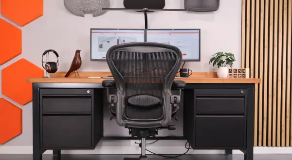 Ergonomiczne biurko dla wysokiej osoby z dwoma monitorami i wygodnym fotelem. Idealne do pracy i nauki.