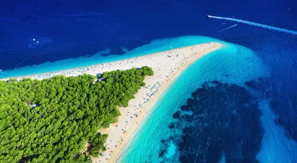Zloty Róg, jedna z najpiękniejszych plaż w Chorwacji, otoczona sosnowym lasem i krystalicznie czystą wodą Adriatyku.