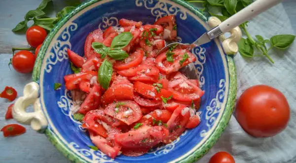 Frischer Tomatensalat mit Zwiebeln und Basilikum, ein einfaches tomatensalat rezept.