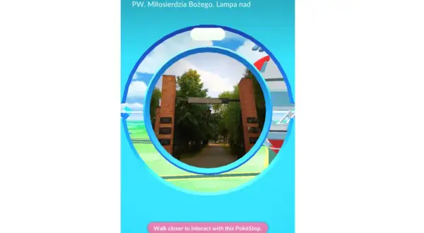 Brama Oświecenia, pokestop prowadzący do kościoła.