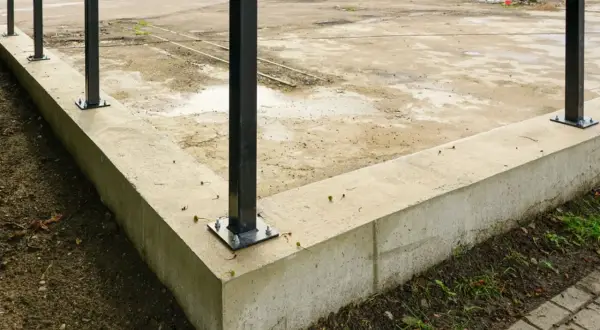 Solidne mocowanie słupków ogrodzeniowych do betonu. Solidna podstawa dla przyszłego ogrodzenia.