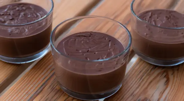 Tre glas med krämig chokladpudding, perfekt för ett enkelt chokladpudding recept.