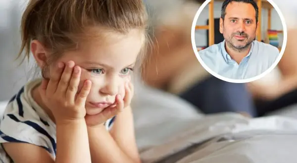 Niña pensativa en la cama, con un hombre en un círculo. Ideas para relajación para niños de 3 a 5 años.