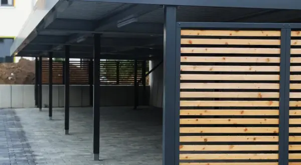 Moderne Holzlamellen verkleiden den Carport und schaffen eine ansprechende Optik.