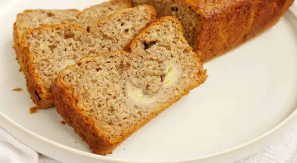 En saftig banankaka, perfekt att baka med banan. Skivorna visar den gyllene ytan och mjuka inkråmet.