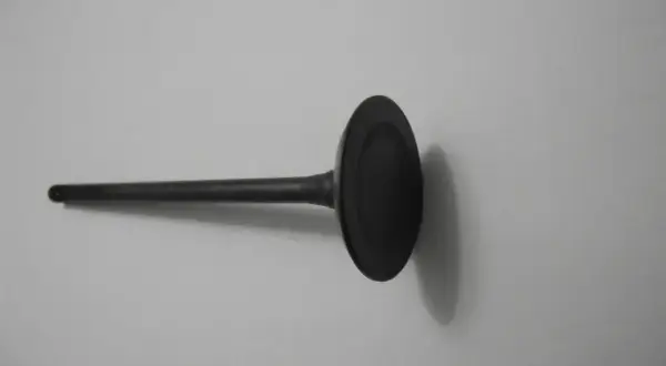 Zawór silnika z widocznymi śladami zużycia. Podparty zawór objawy mogą wskazywać na problemy z pracą silnika.
