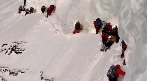 Bergsteiger kämpfen sich durch den steilen, eisigen Flaschenhals am K2.