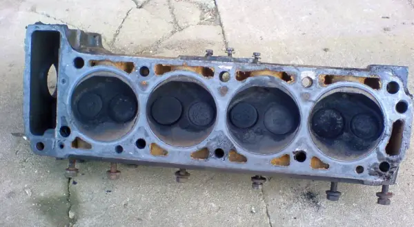 Głowica silnika hemi z widocznymi czterema cylindrami i zaworami.
