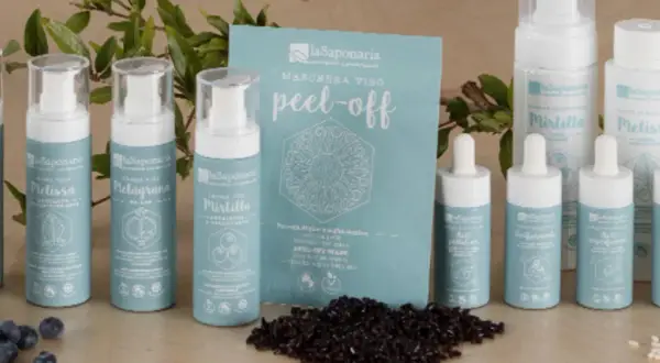 Una colección de productos de belleza para tu rutina skincare: cremas, sérums y mascarilla peel-off, con ingredientes naturales como arándanos y melisa.