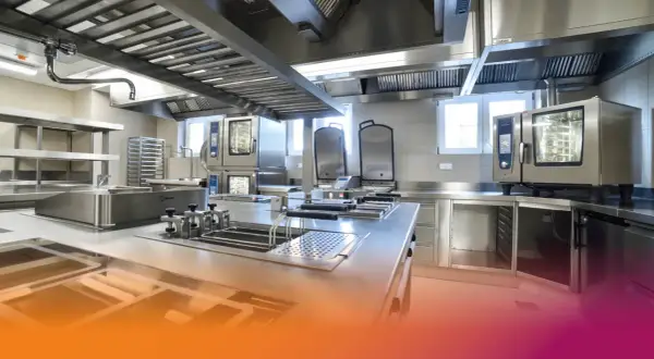 Cucina professionale moderna, esempio di progettazione cucina ristorante con attrezzature in acciaio inox, forni combinati e piani di lavoro funzionali.