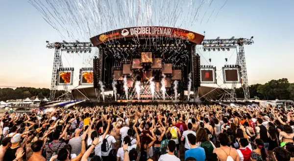 Folla in delirio al Decibel Open Air, con coriandoli e fumo che piovono dal palco. Un evento che celebra i migliori nomi dj techno.