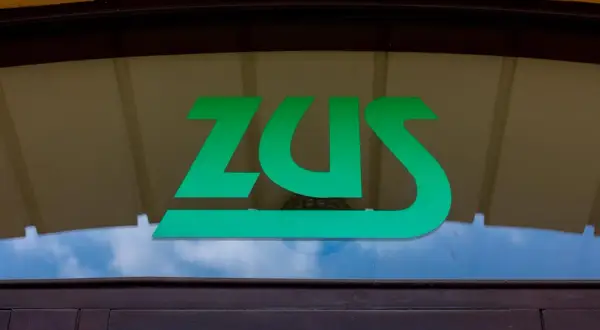 Zielone logo ZUS na szybie. To miejsce, gdzie Twoja waloryzacja kapitału początkowego nabiera realnych kształtów.
