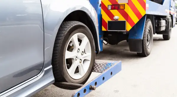 Une voiture est sur le point d'être mise en fourrière. Le prix pour une mise en fourrière de 7 jours peut être élevé.