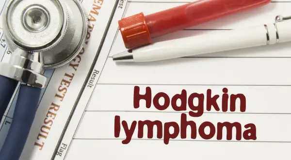 Stethoskop, Blutprobe und Stift liegen auf einem Laborbericht. Text: "Hodgkin lymphoma". Hier finden Sie Erfahrungsberichte zur Immuntherapie.