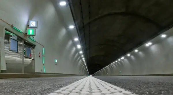 Nowy **tunel na Zakopiance** wita podróżnych rzędem zielonych świateł i nowoczesnym oświetleniem.