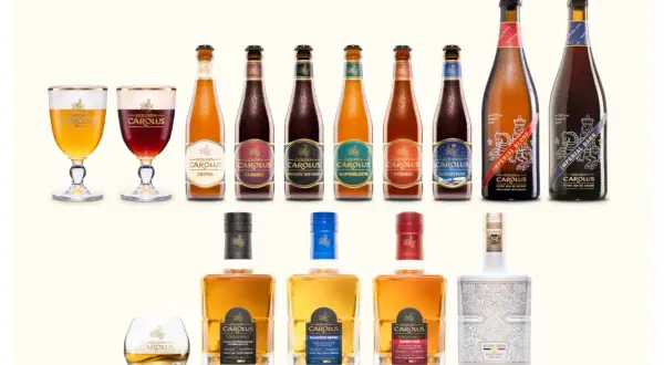 Una selezione di birre e whisky Gouden Carolus, con il loro iconico anker, in bottiglie e bicchieri eleganti.