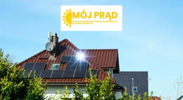 Panele fotowoltaiczne na dachu domu, symbol programu "Mój Prąd" - dofinansowanie do fotowoltaiki.