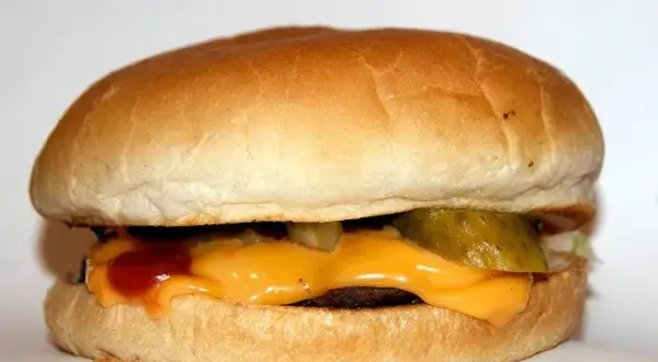 Jak zrobić hamburgera McDonald's w domu? Poznaj sekrety!