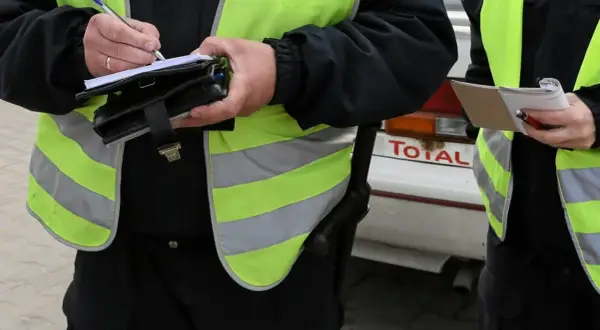 Policja w domu z alkomatem? Poznaj swoje prawa i uniknij błędów