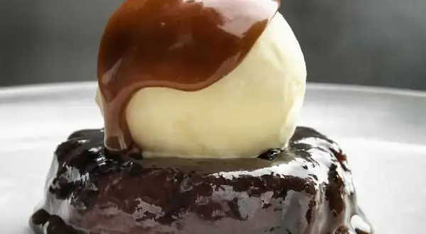 En chokladkaka med en kula vaniljglass, överdragen med en härlig marsansås. En dröm för alla sötsugna!