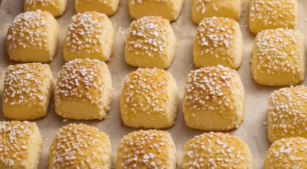 En hel bricka med gyllene, gammaldags mandelkubb, toppade med pärlsocker. Perfekta för fikat!