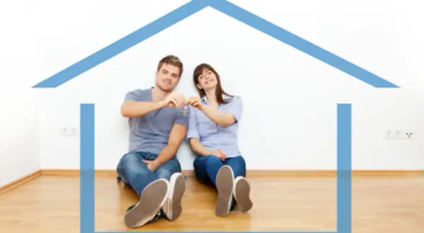 Glückliches Paar tauscht Schlüssel für ihr neues Zuhause. Ein Traum wird wahr: lebenspartner mietfrei wohnen lassen.