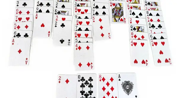 Karty do gry w **freecell klasyczny** ułożone w kolumny, gotowe do rozgrywki.