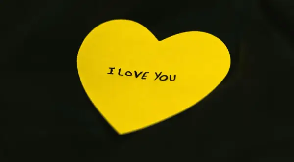 Un cuore giallo con scritto "I LOVE YOU". Un promemoria visivo per coltivare l'amor proprio e la psicologia del benessere.