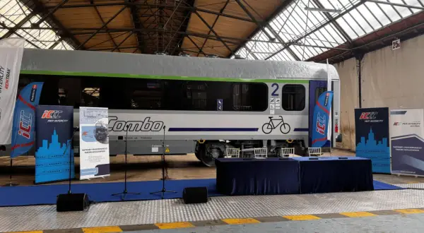 Nowy wagon PKP Intercity "Combo" z rowerem na zielonej górze w Bydgoszczy.
