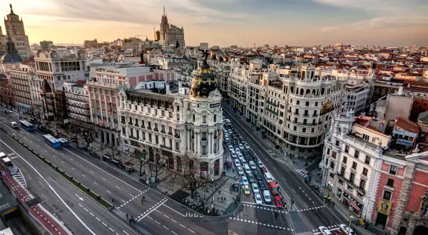 Edificio Metrópolis y calles de Madrid. Descubre 10 cosas que hacer en Madrid, desde pasear por Gran Vía hasta visitar museos.