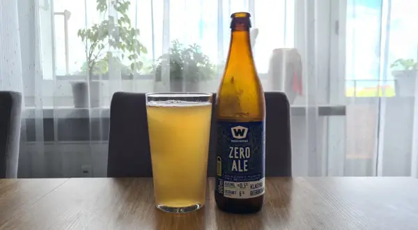 Szklanka i butelka piwa Waszczukowe Zero Ale, klasyka gatunku. Idealne piwo 1 na 100 dla tych, co cenią smak bez alkoholu.